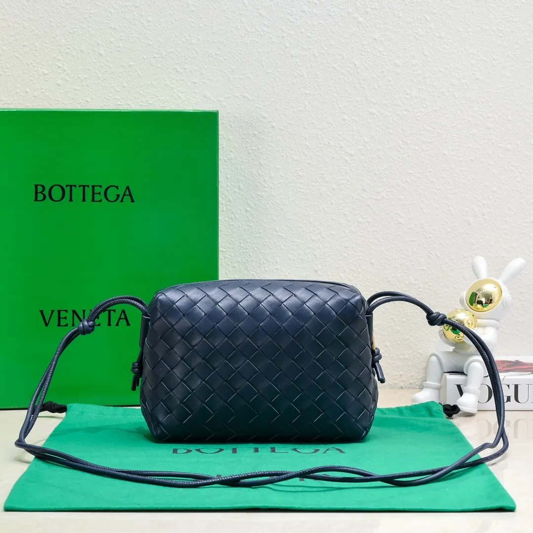 Batch 1260 B's new large Loop camera bag is here🔥Classic woven logo✅ The bag body is made of selected original sheepskin. The texture is soft and waxy. The simple square body is classic and versatile. The interior design is very practical. It has a lot of space and has an adjustable iconic leather drawstring. It can be said to be both elegant and practical. The design is very simple and elegant, with a kind of literary retro style. Size 22x15x8, model: 6684#